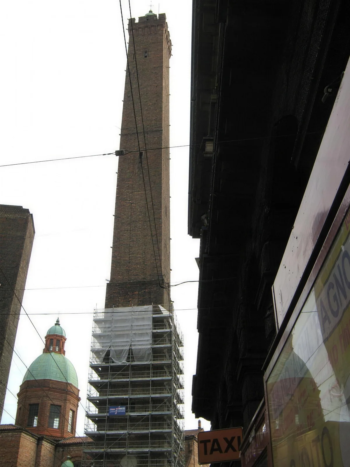 Torre degli Asinelli fasciata dal ponteggio, vista dalla strada
