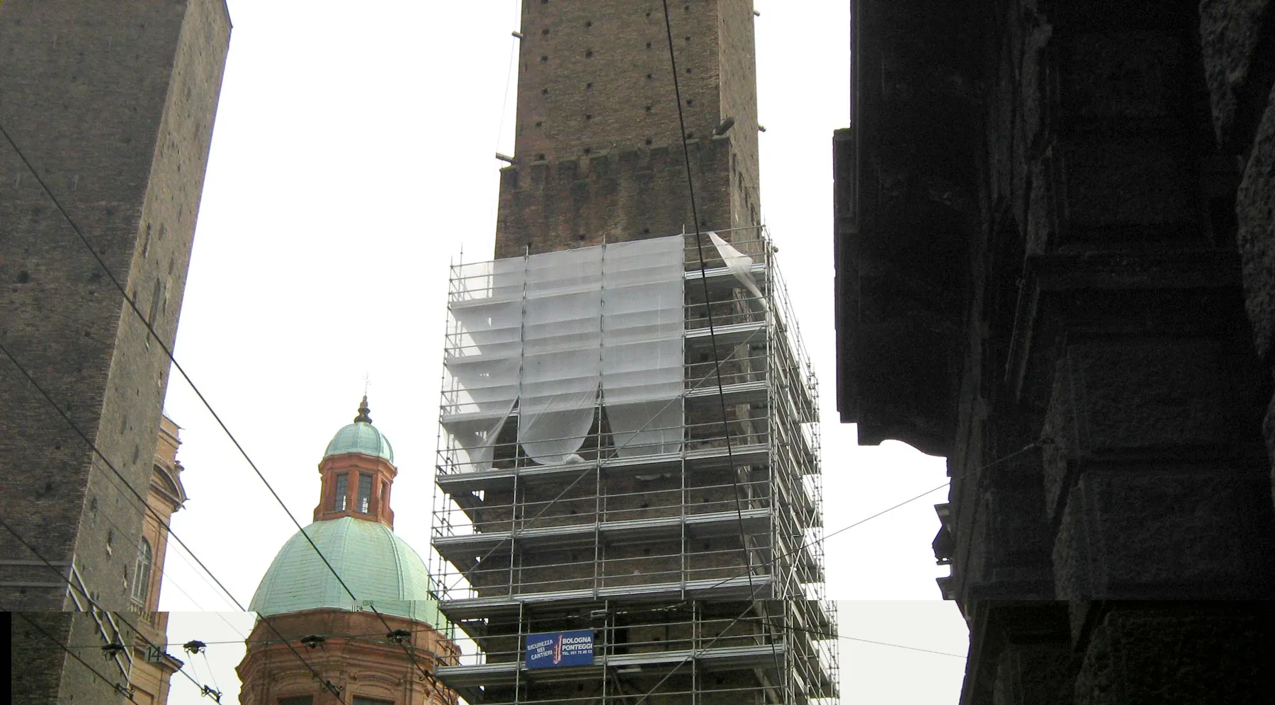 Il ponteggio sulla Torre degli Asinelli, con il cartello Bologna Ponteggi