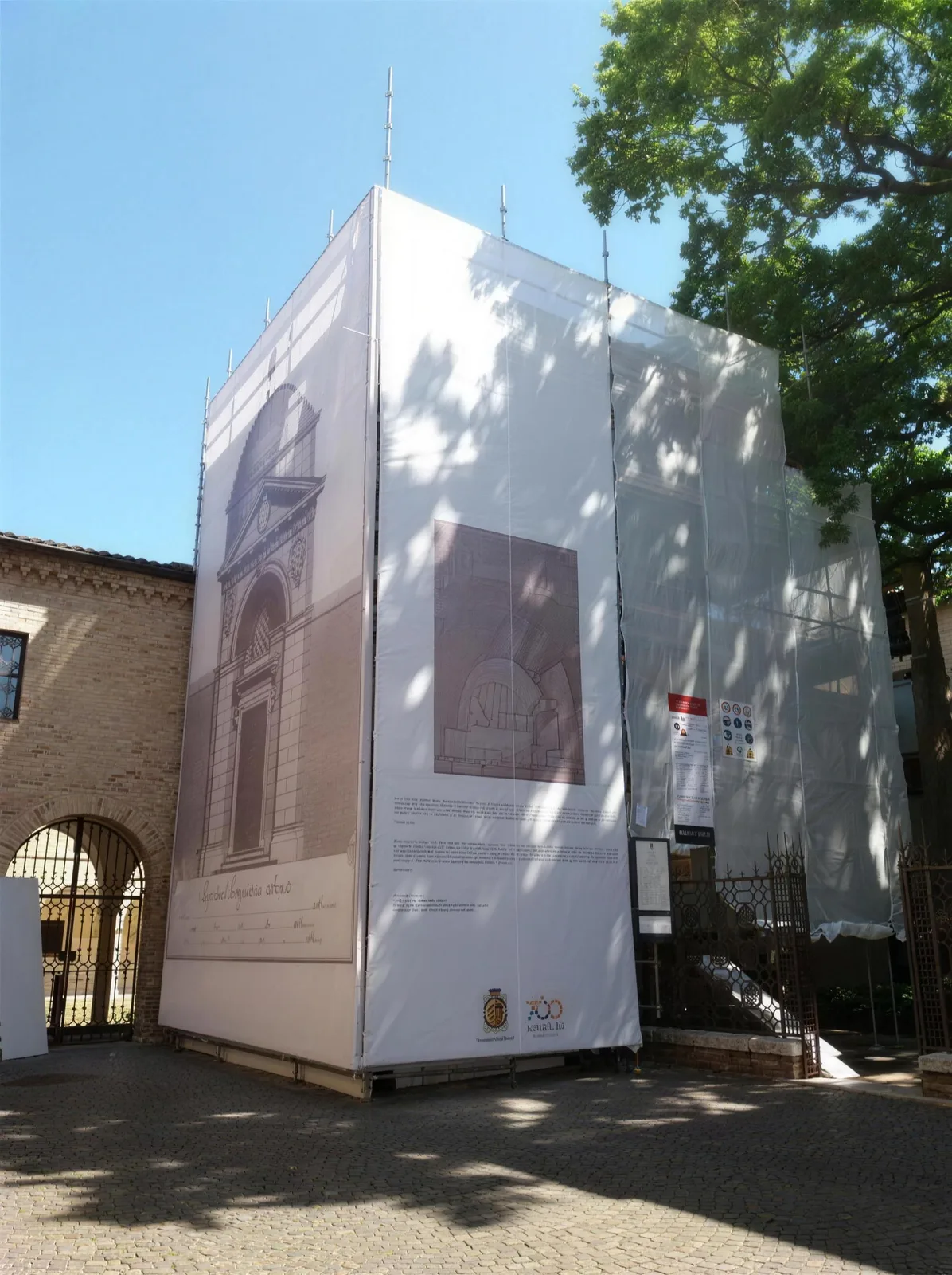 Tomba di Dante coperta da un telo stampato con il prospetto del monumento