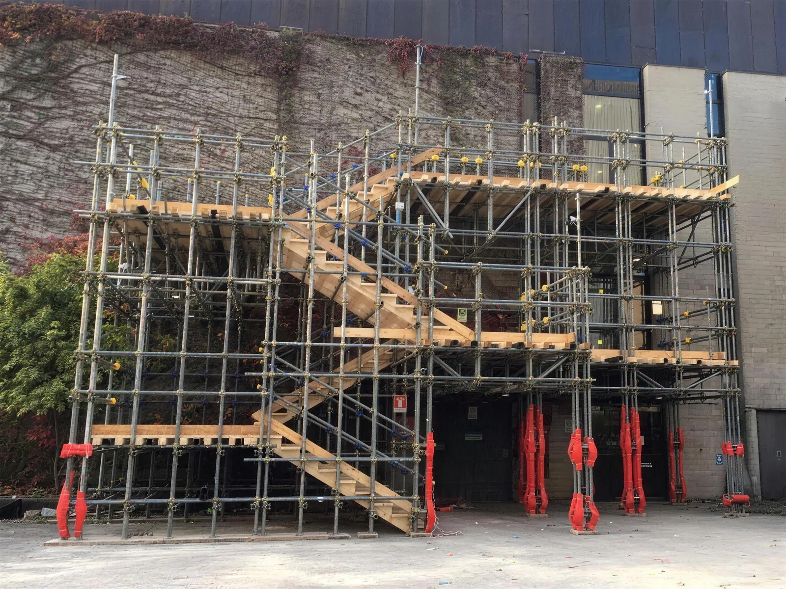 Scala provvisoria montata con il ponteggio, con gradini in legno
