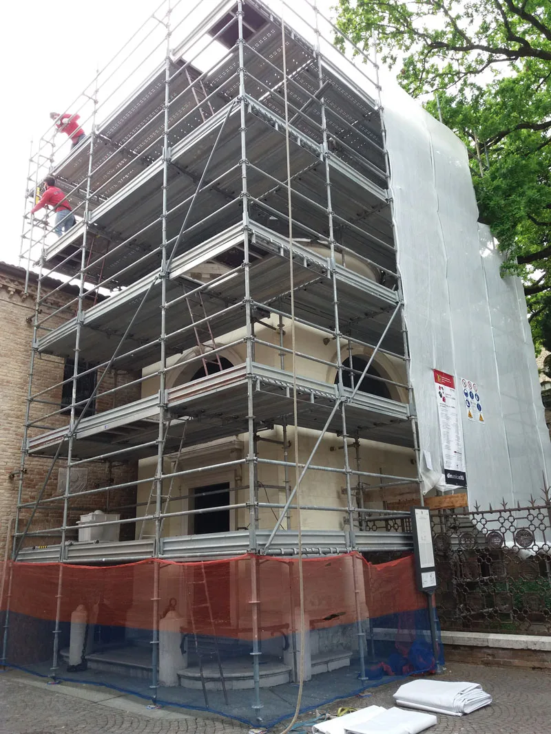 Ponteggio multidirezionale SM8 attorno a un edificio