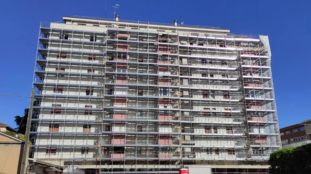 Ponteggio a telai prefabbricati su un edificio residenziale